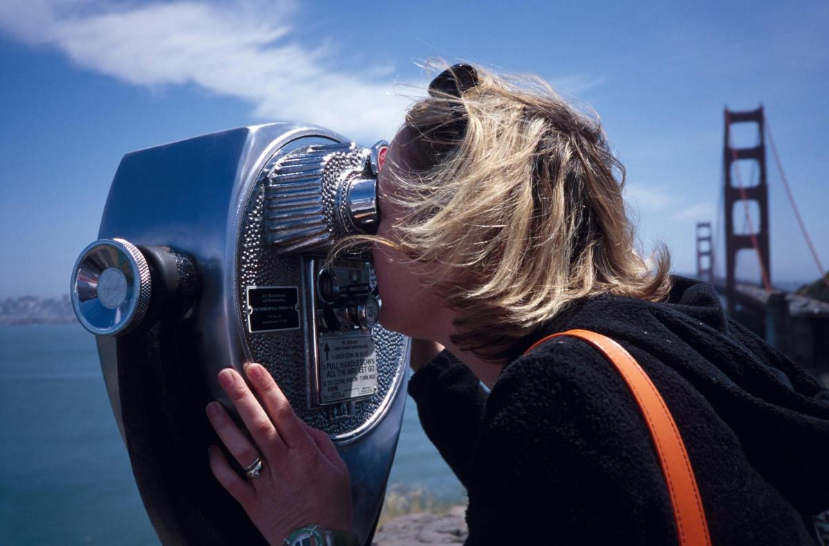 une femme prenant une photo du Golden Gate Bridge avec un appareil photo