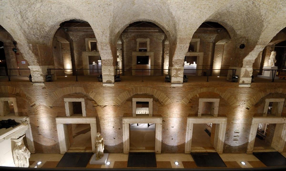 una vista di una grande stanza con archi in un edificio