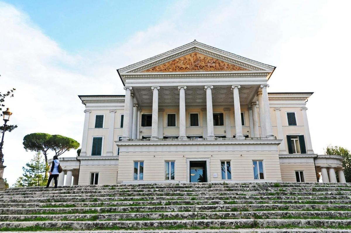 un uomo in piedi sui gradini di fronte a un edificio