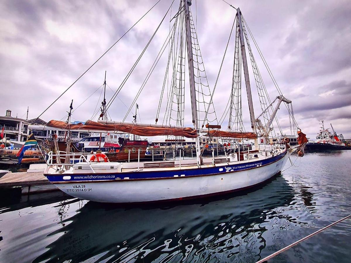 um barco está atracado em um cais na água