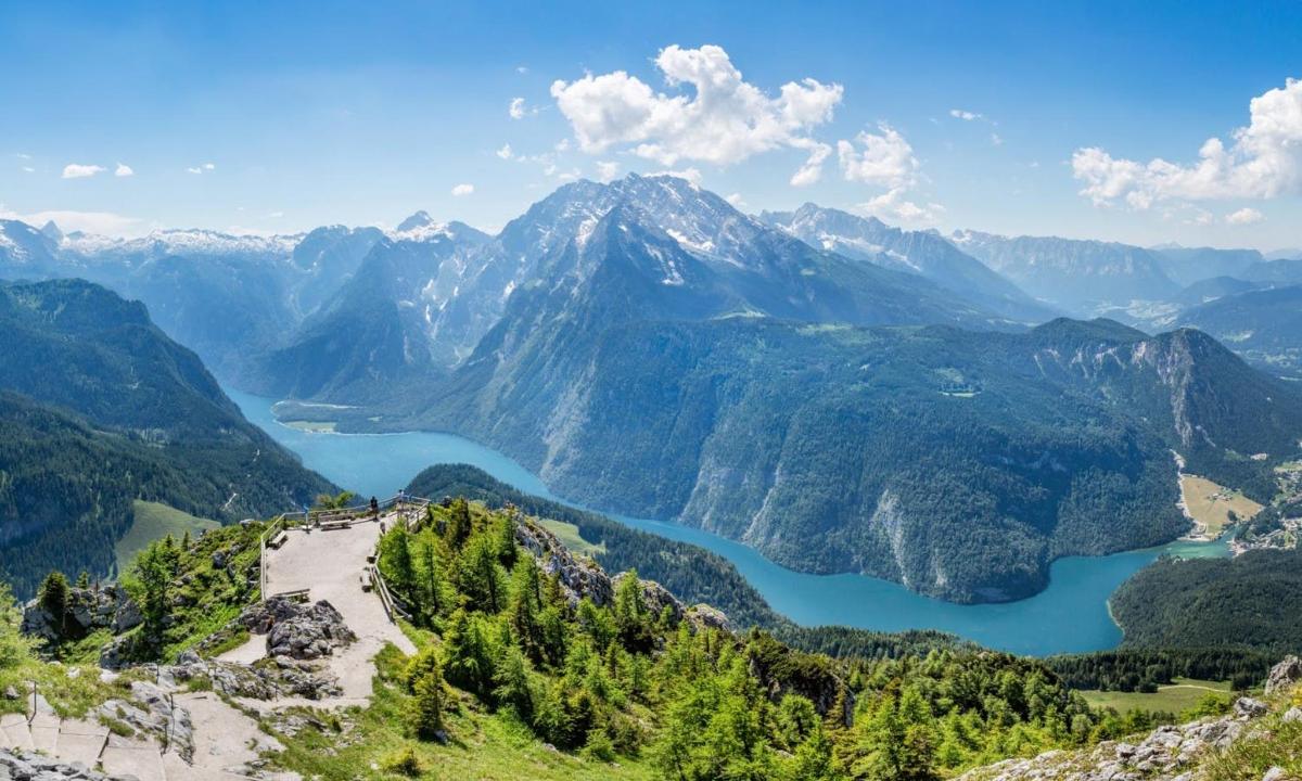 uma vista de uma cadeia de montanhas com um lago