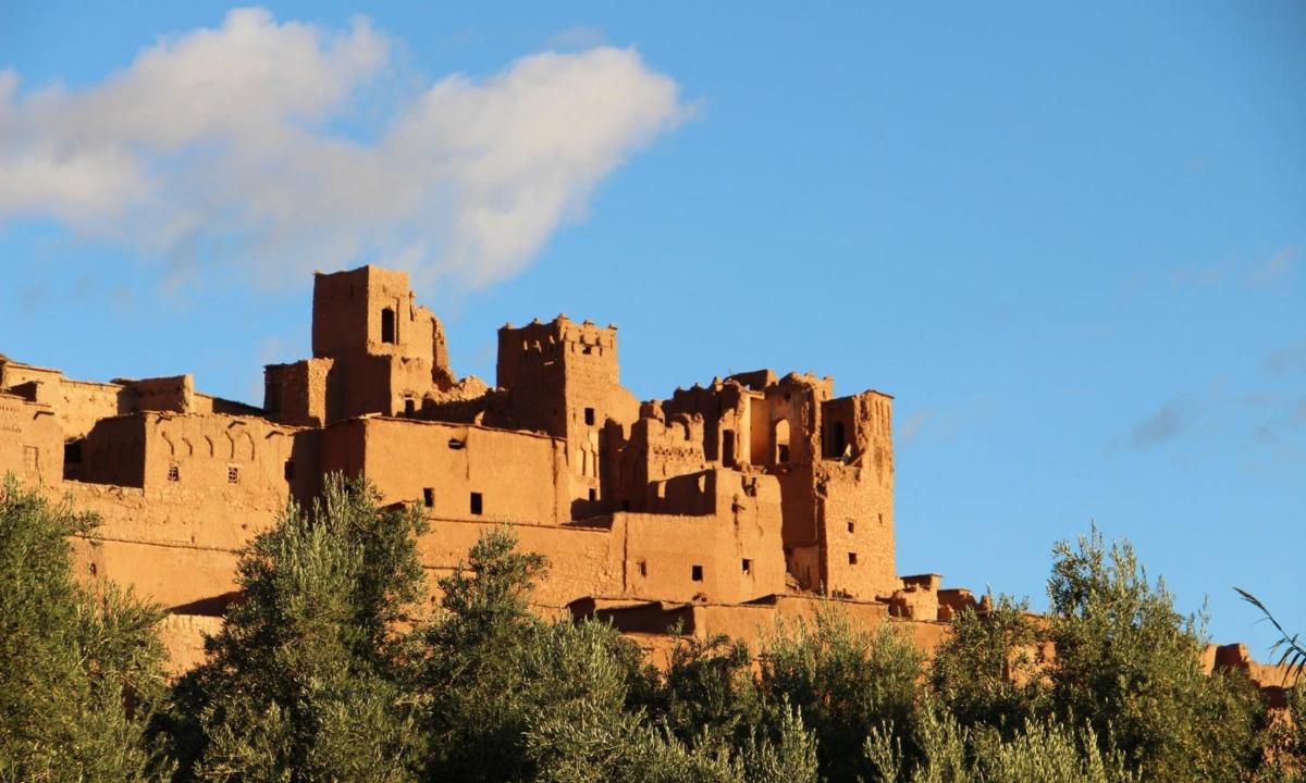 un castello in cima a una collina con alberi
