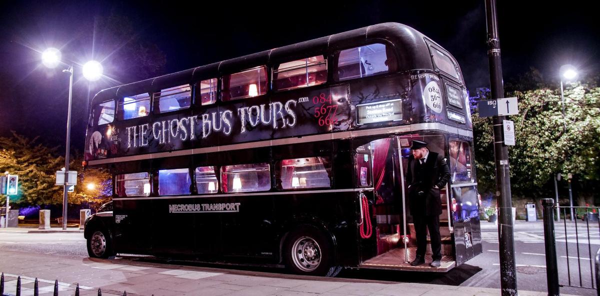 piętrowy autobus na ulicy nocą