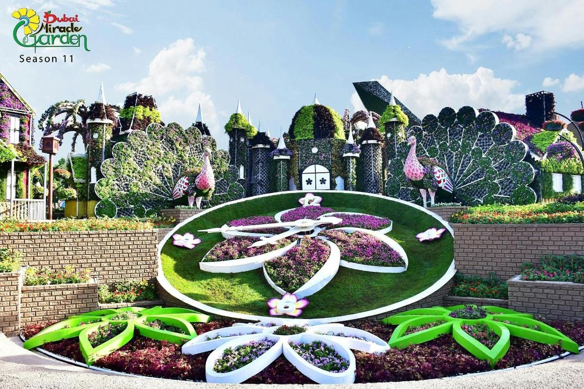 ein Garten in Form von Blumen vor einem Gebäude