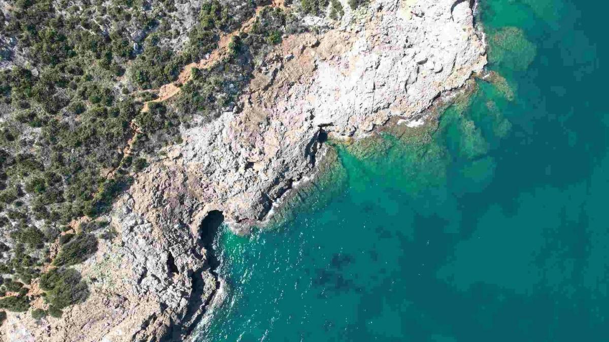 una vista aerea dell'oceano vicino a una costa rocciosa