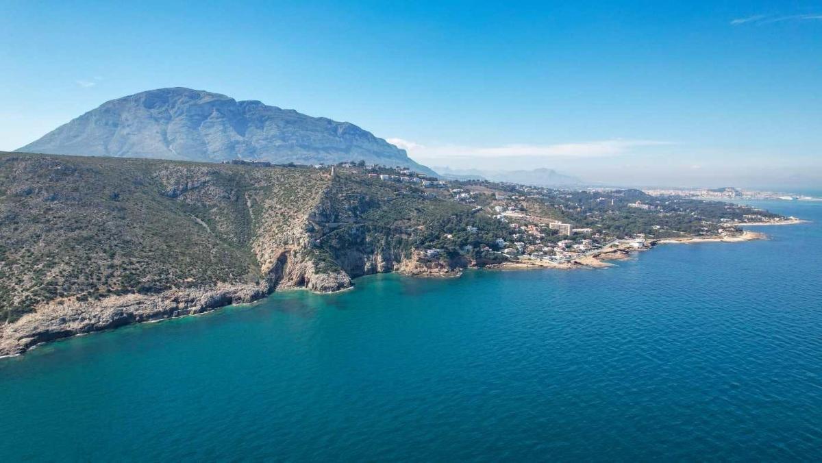 una vista aerea di un'isola nell'acqua