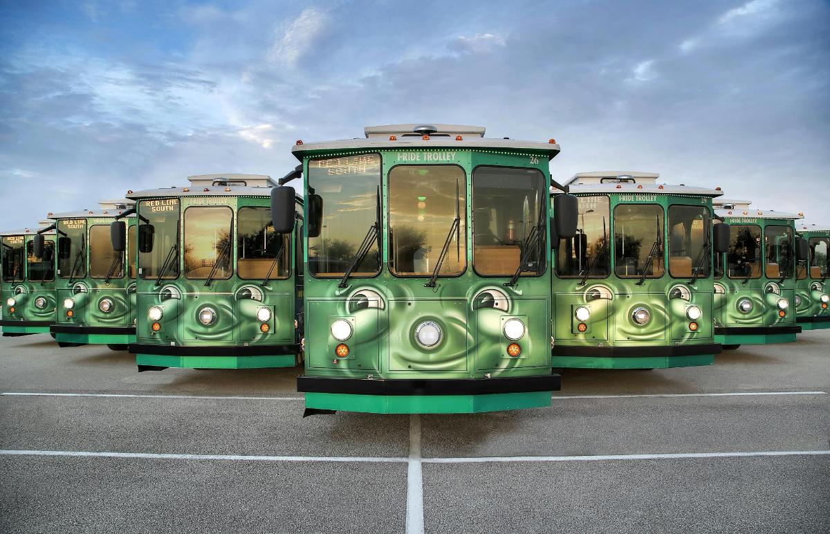 red zelenih autobusa parkiranih na parkiralištu
