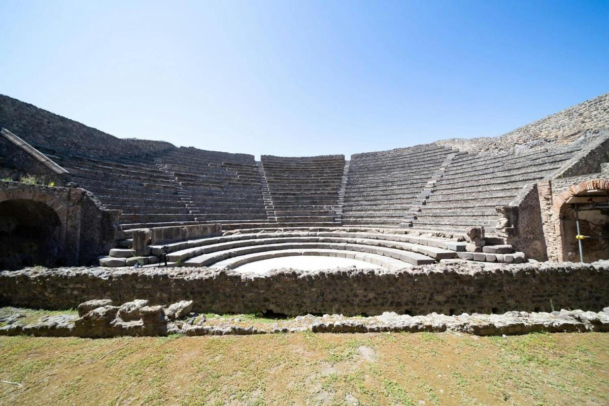 un grand amphithéâtre avec de nombreux sièges