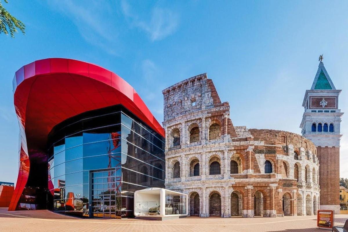 一栋建筑旁边有一座钟楼