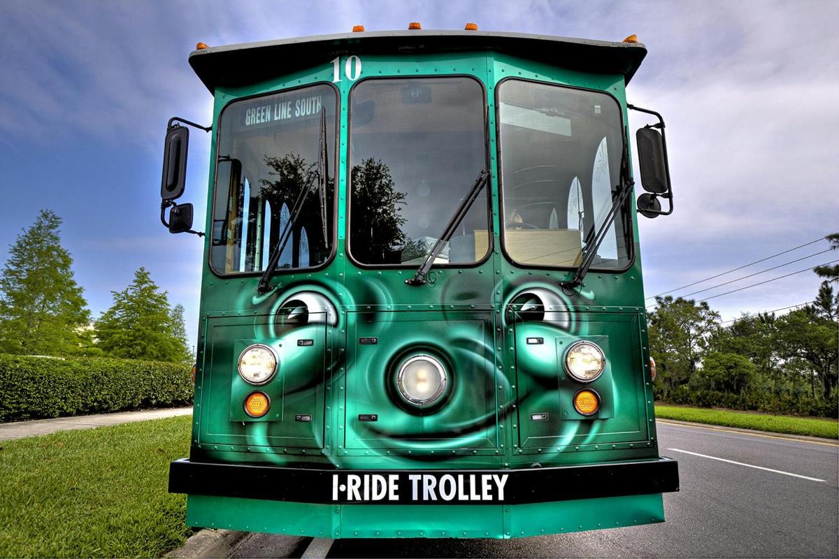 zelený autobus zaparkovaný na kraji cesty