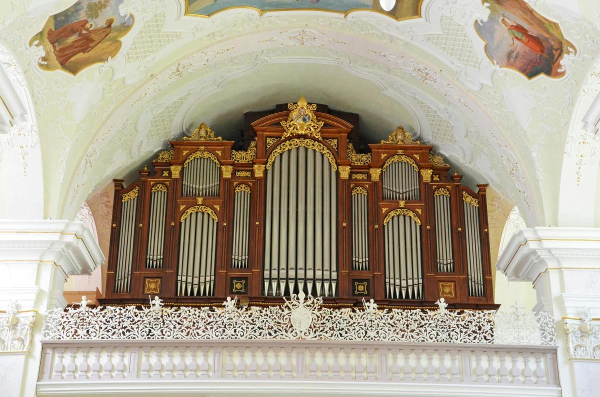 a large organ in a building with an arch