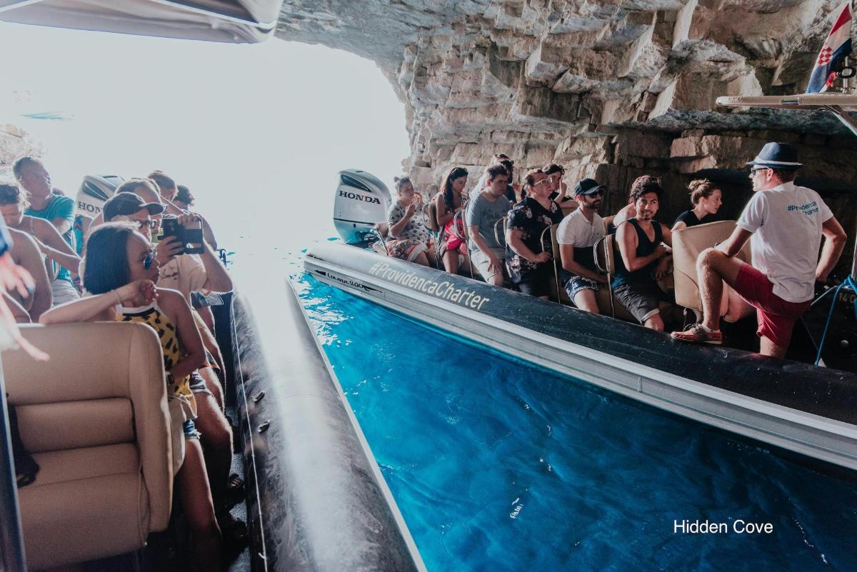 Un grupo de personas viajando en un bote en el agua