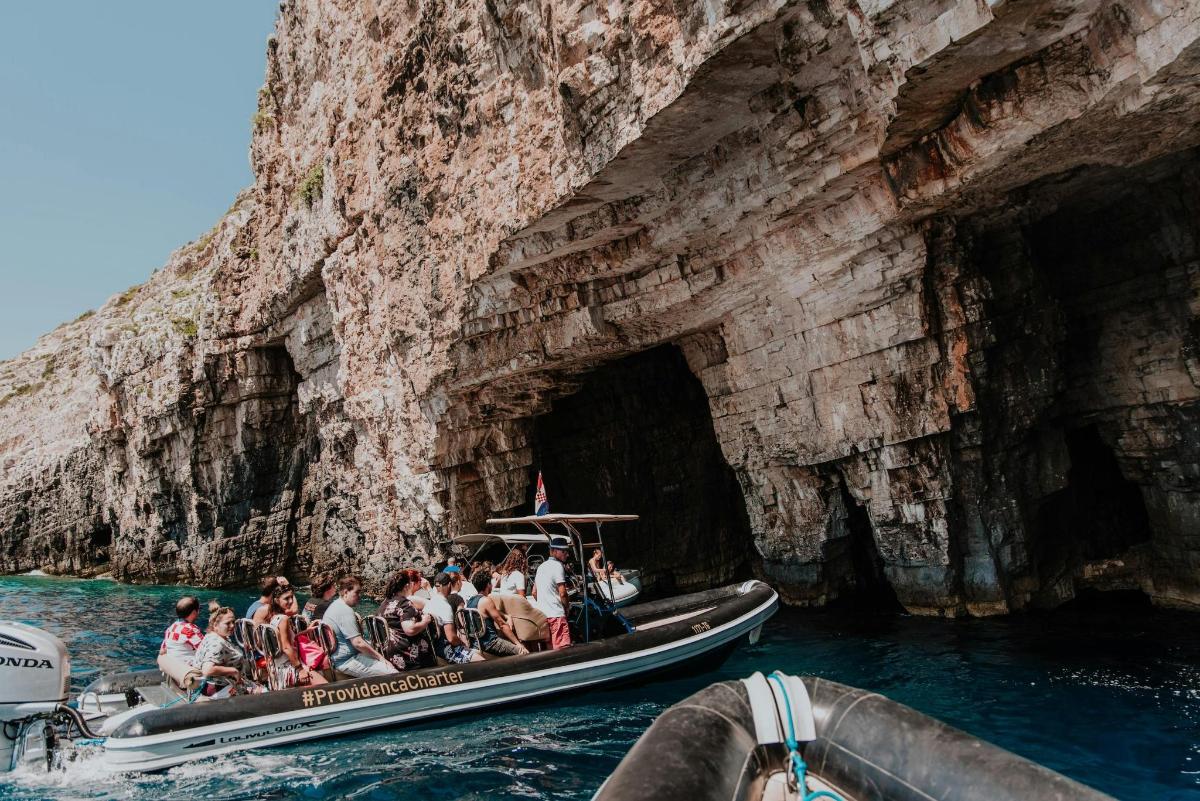 un grupo de personas en un barco en el agua