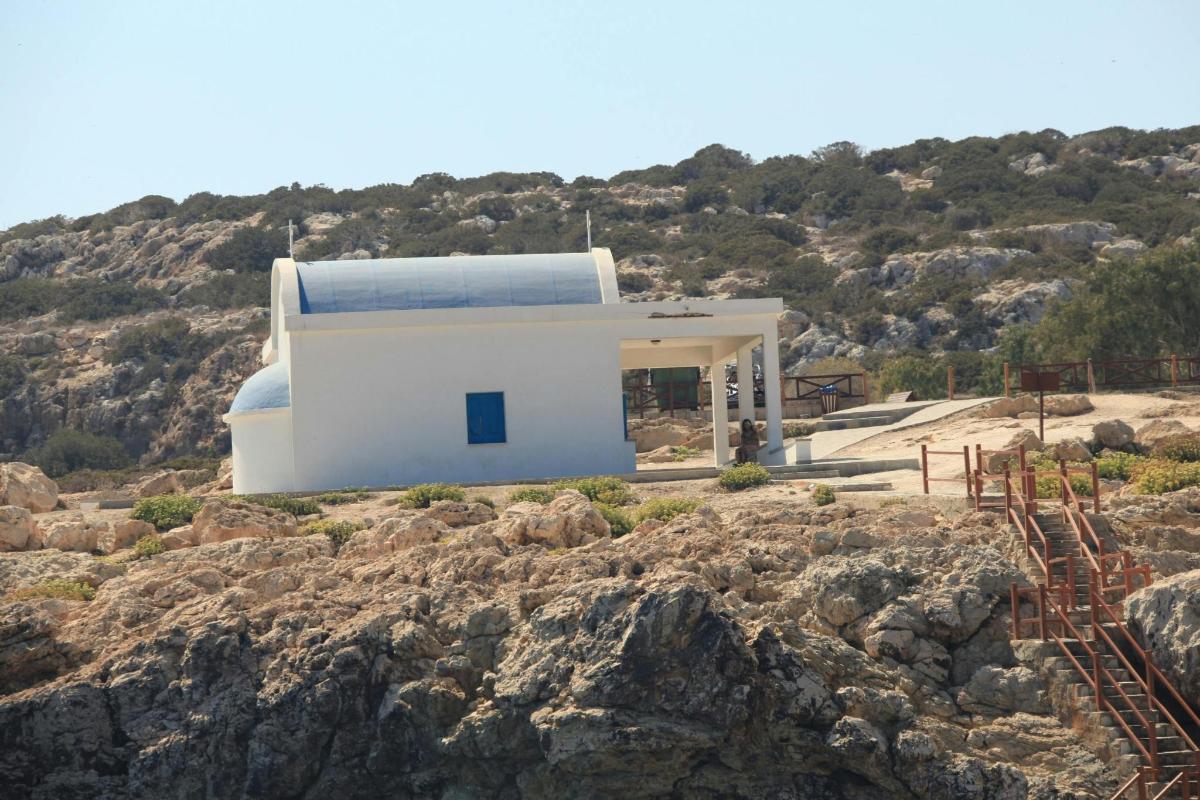 una casa en la cima de una colina con rocas
