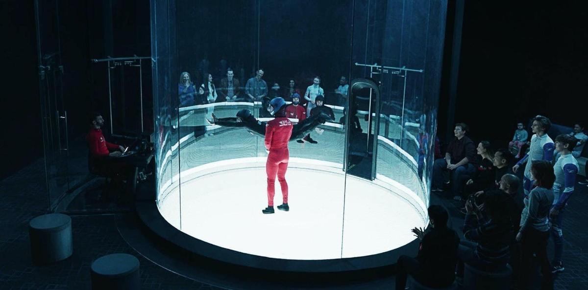 un uomo sugli sci su un palco davanti a una folla