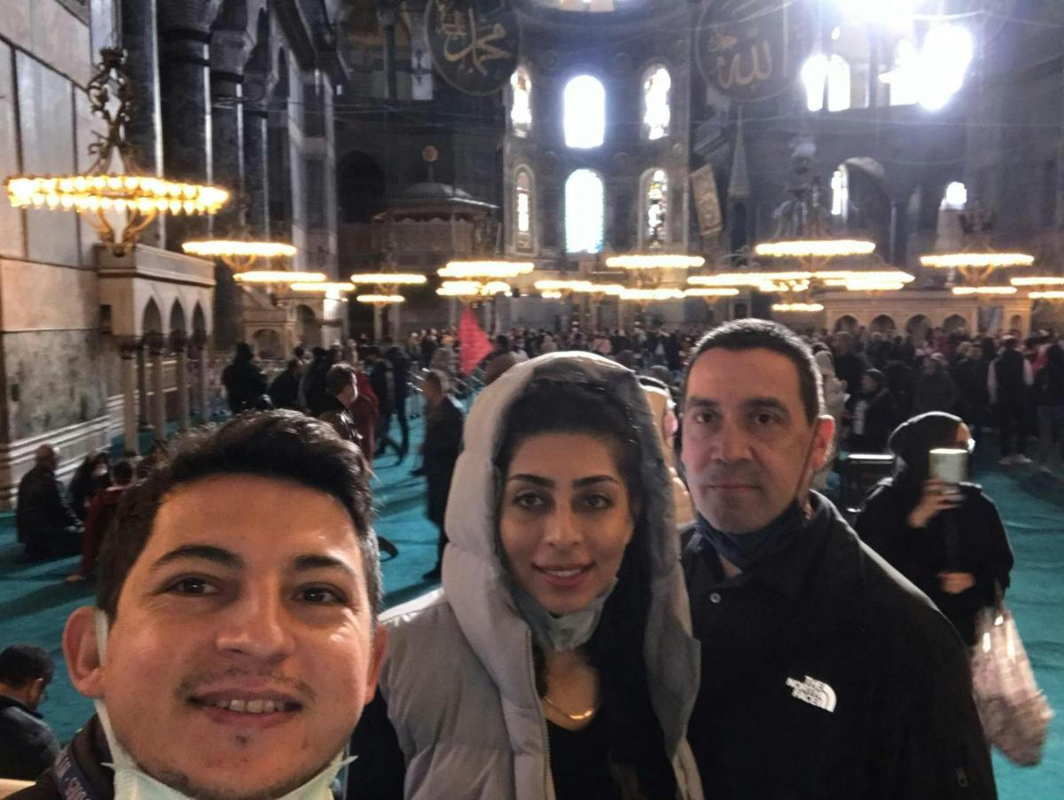 un bărbat și o femeie care pozează pentru o fotografie într-o clădire