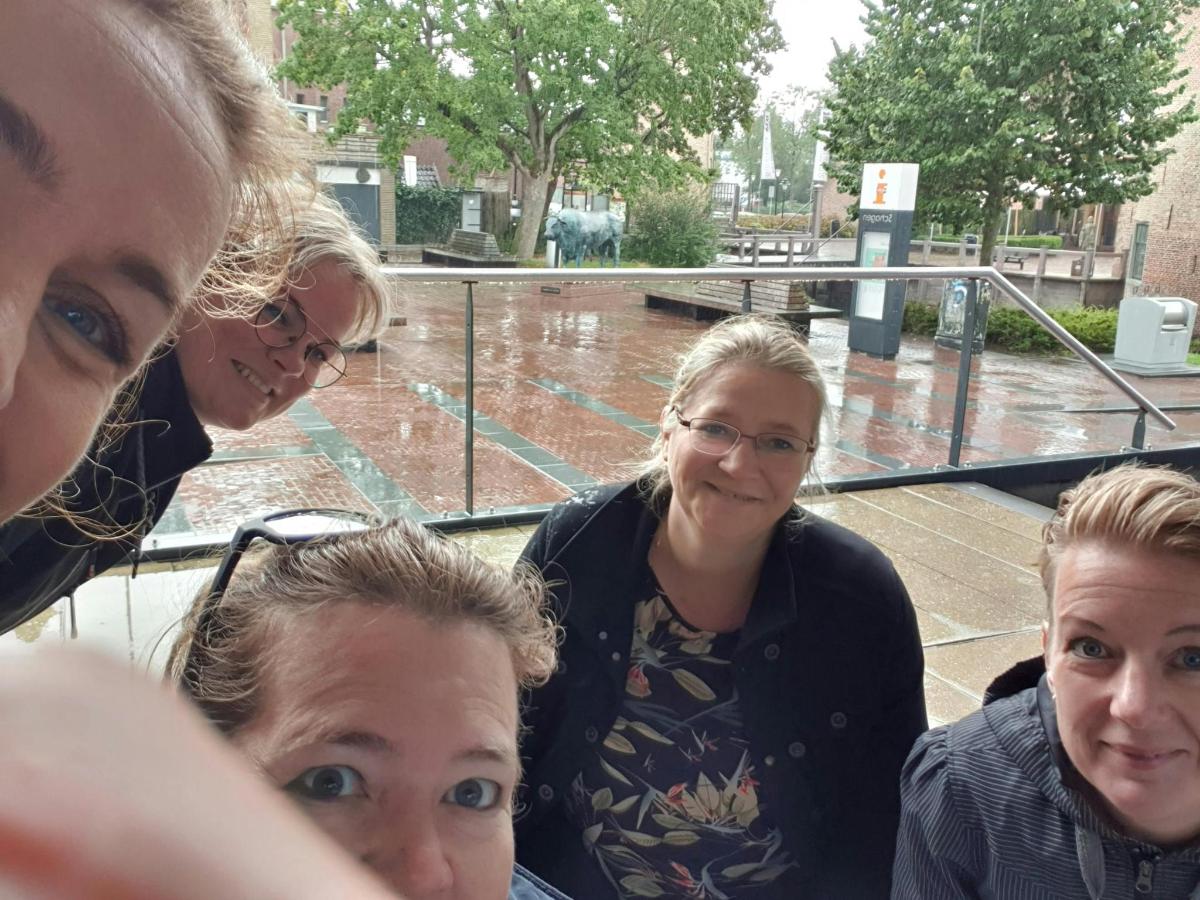 一群女子在雨中摆姿势拍照