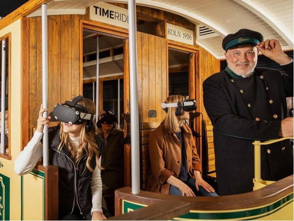 un groupe de personnes portant des casques de réalité virtuelle dans un train