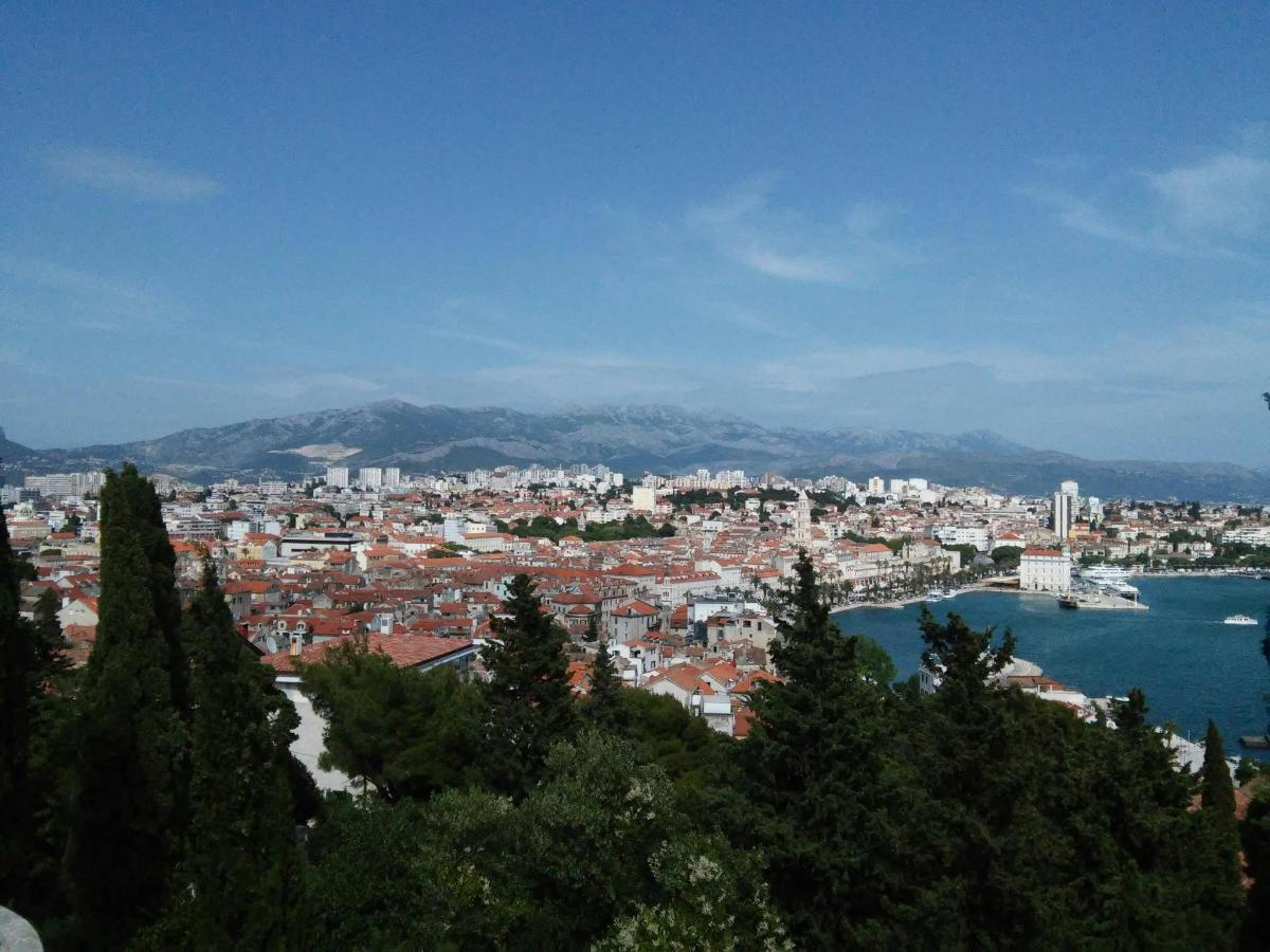 ein Blick auf eine Stadt mit einem Gewässer