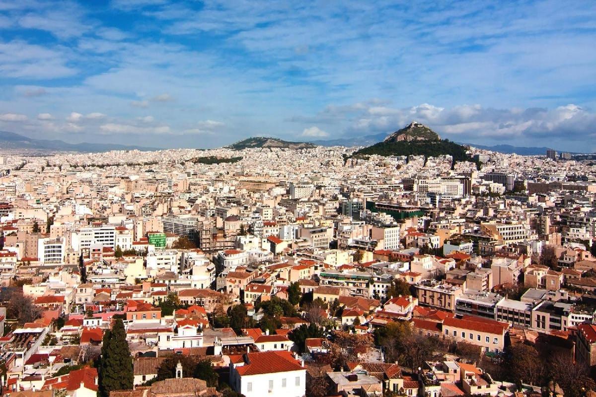 ein Blick auf eine Stadt mit einem Berg im Hintergrund