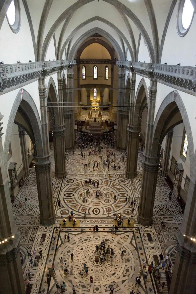una vista dall'alto di un grande edificio con un ampio piano