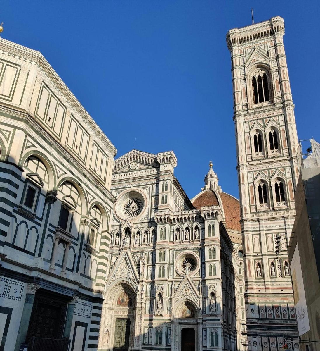 un grande edificio con una torre dell'orologio in cima