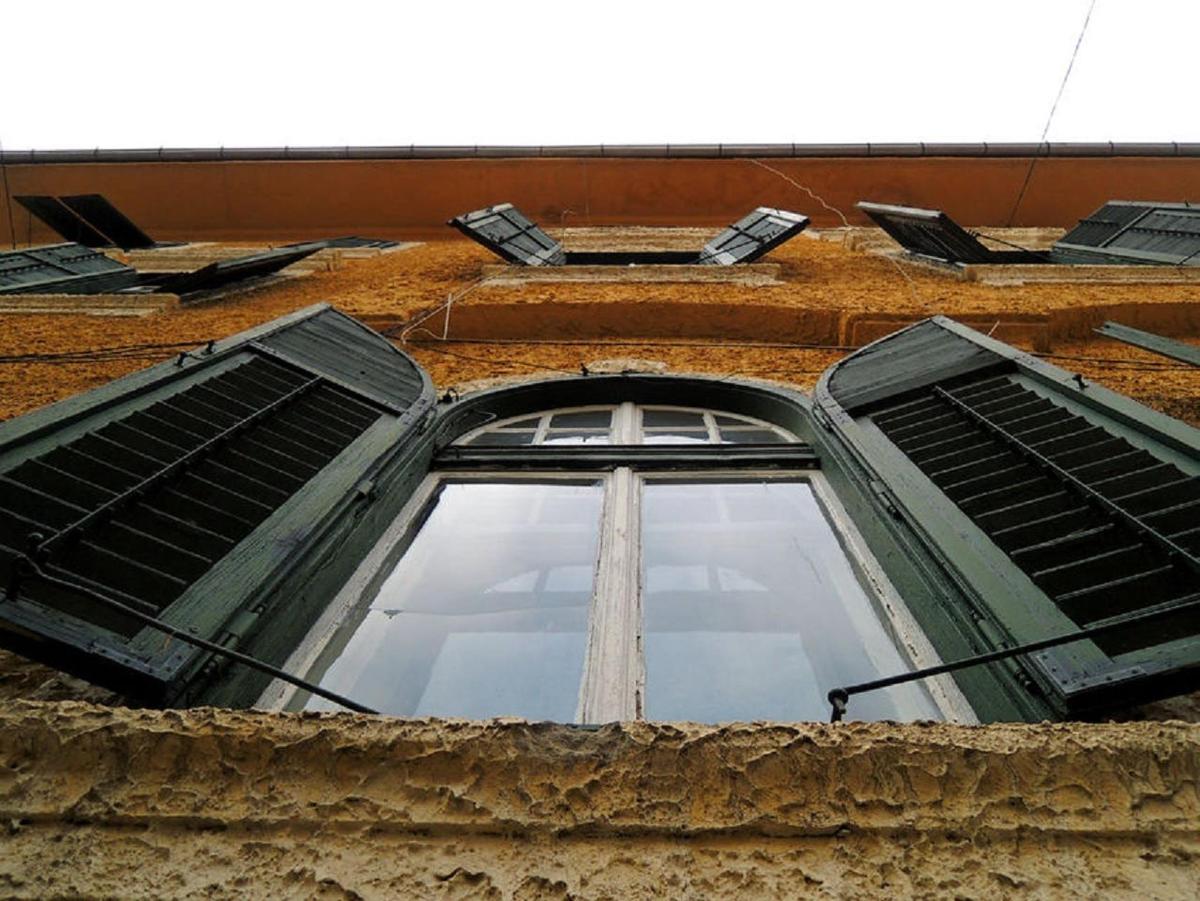 una ventana en el costado de un edificio