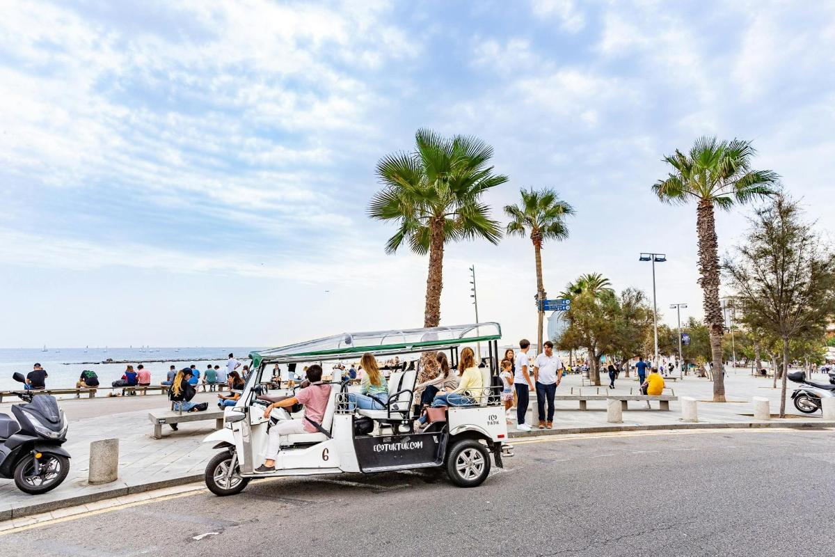 un golf cart che percorre una strada vicino alla spiaggia