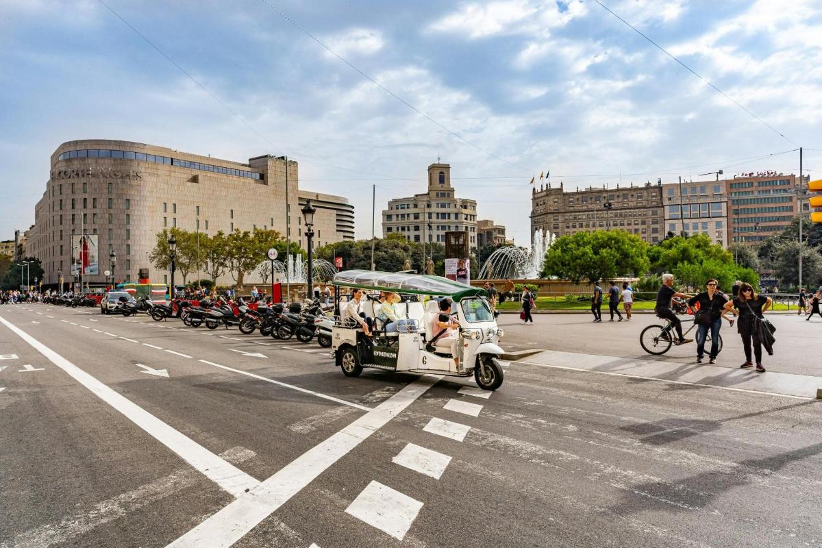 un golf cart che percorre una strada in una città