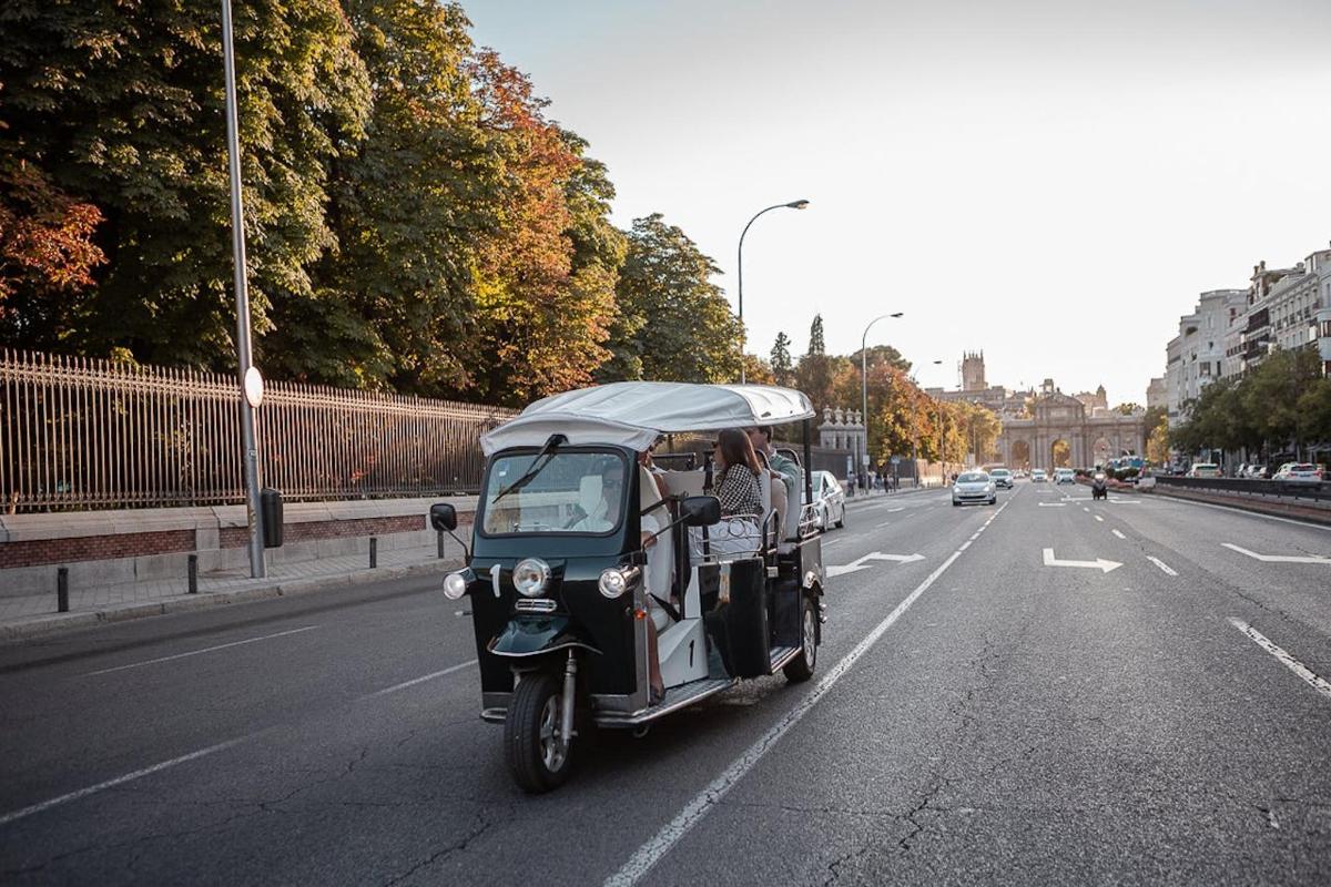 mazs transportlīdzeklis, kas brauc pa pilsētas ielu