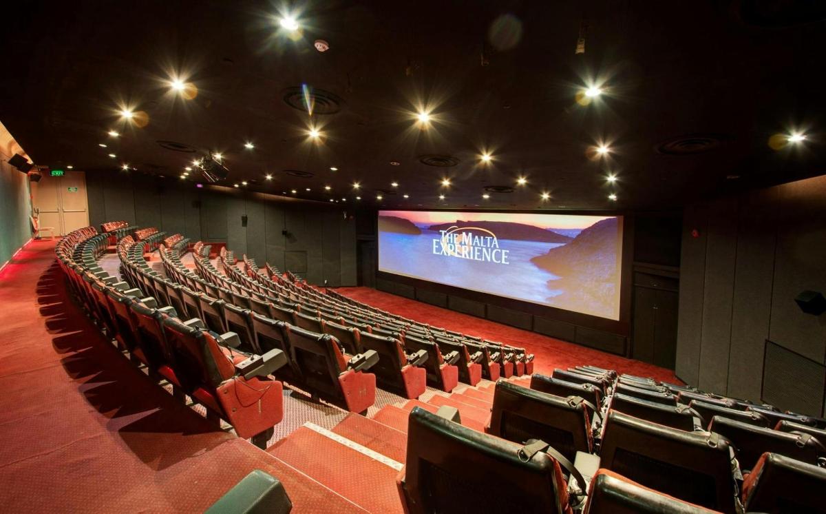 ein Auditorium mit Stühlen vor einer Leinwand
