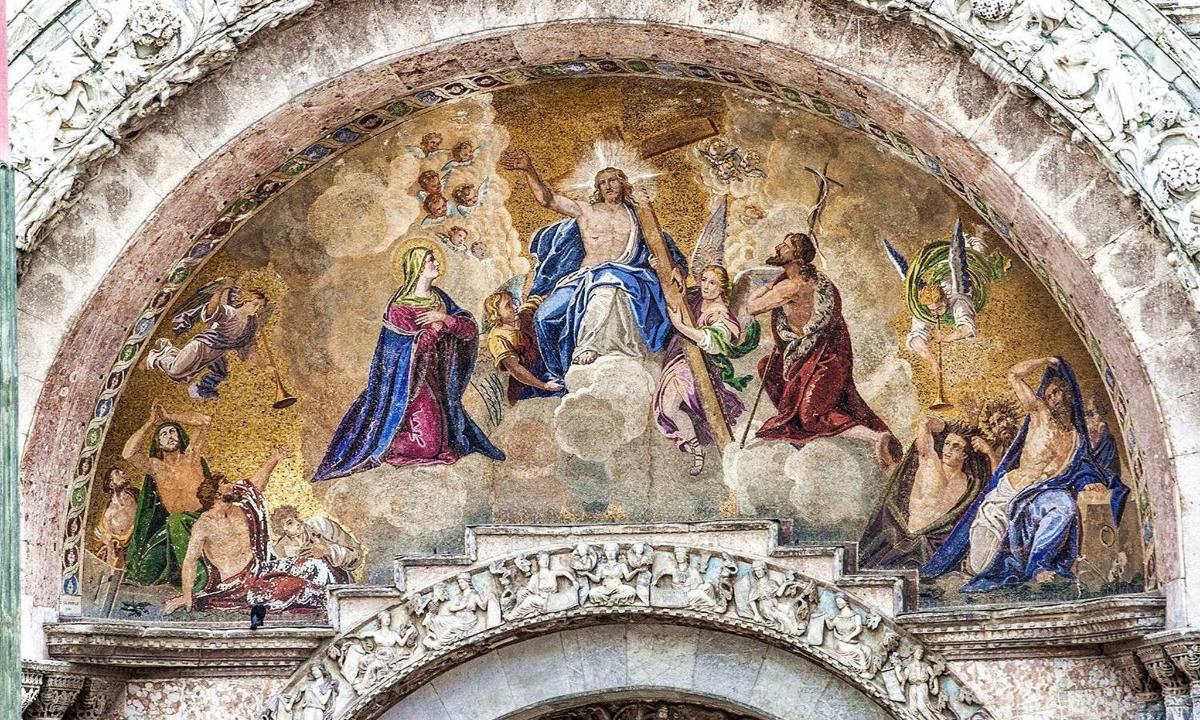 μια τοιχογραφία στην πλευρά ενός κτιρίου με πίνακες ζωγραφικής