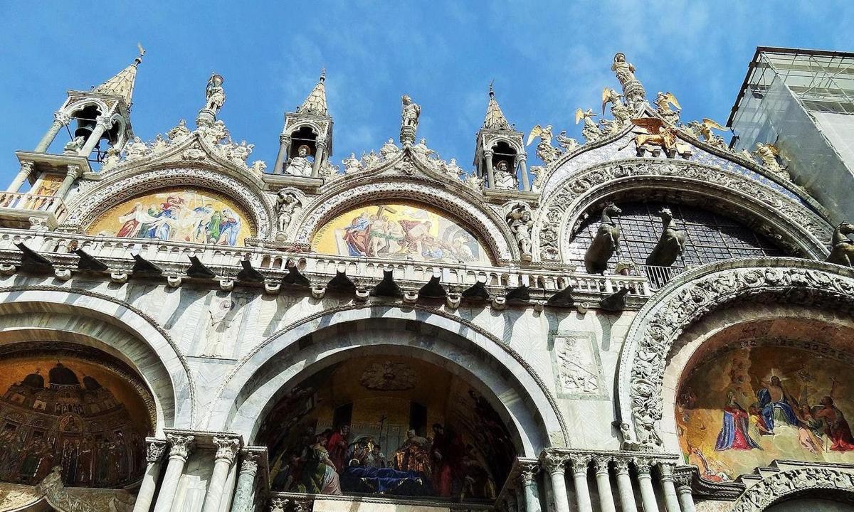 un edifici amb pintures al costat