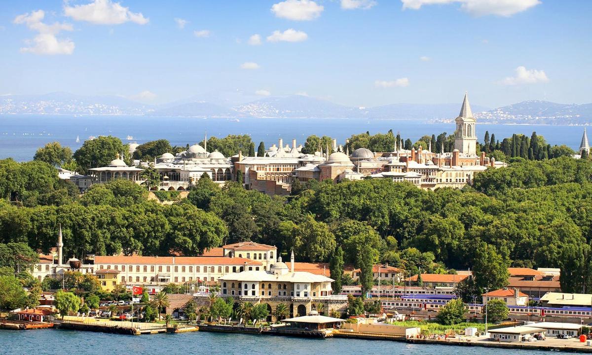 uma cidade no topo de uma colina próxima à água