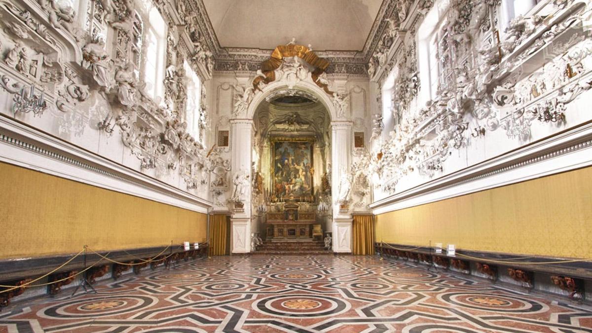 una habitació buida amb un quadre a la paret