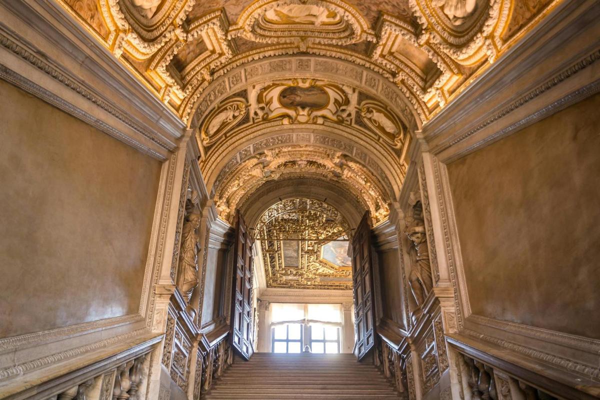 una scala decorata in un edificio con un soffitto dorato