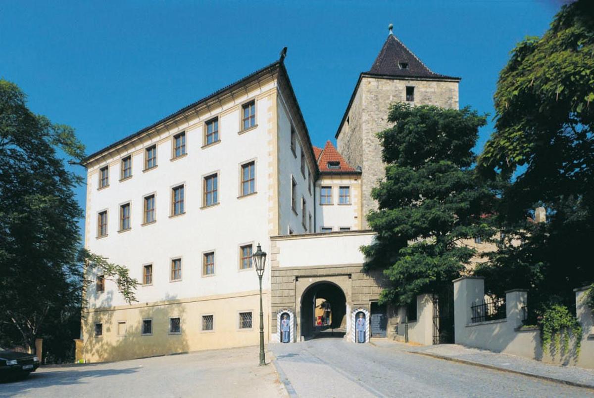 velká bílá budova s bránou a věží