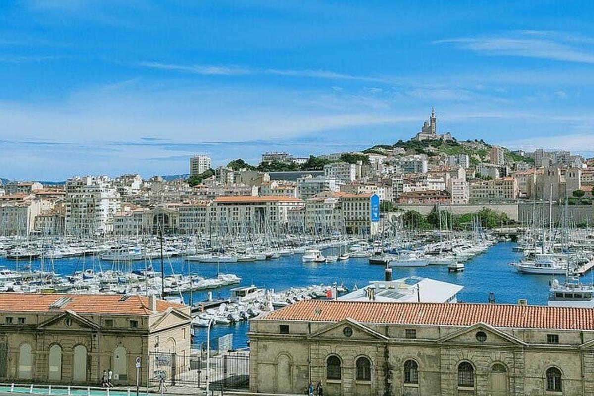 uma vista de um porto com barcos em uma cidade