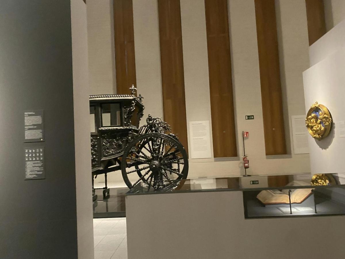 una carrozza esposta in una mostra museale