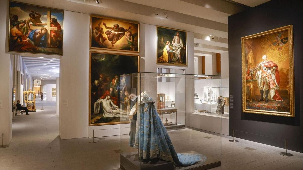 una mostra museale con un abito in una teca