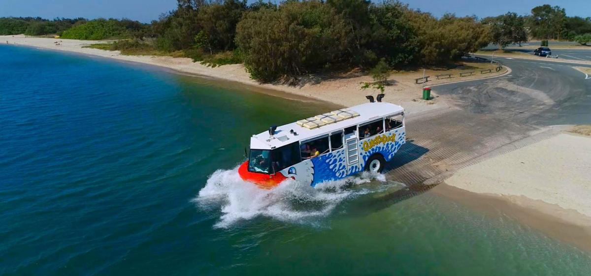 autobus ve vodě vedle pláže