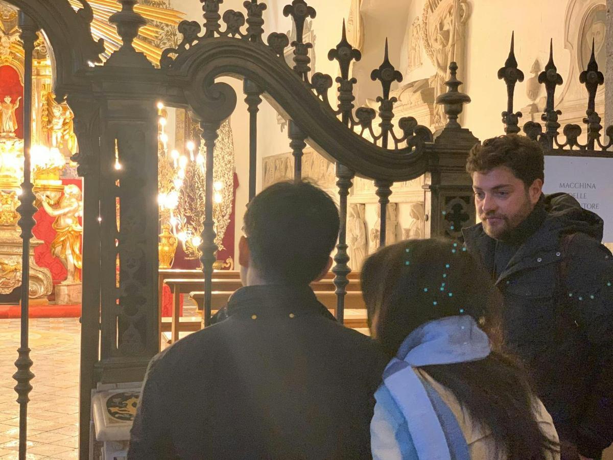 muž stojící před kovovou branou
