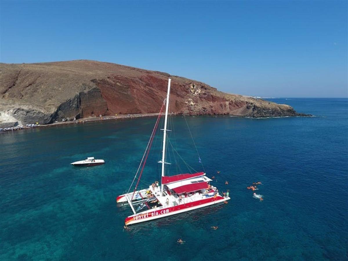 ein rot-weißes Boot, das im Wasser schwimmt