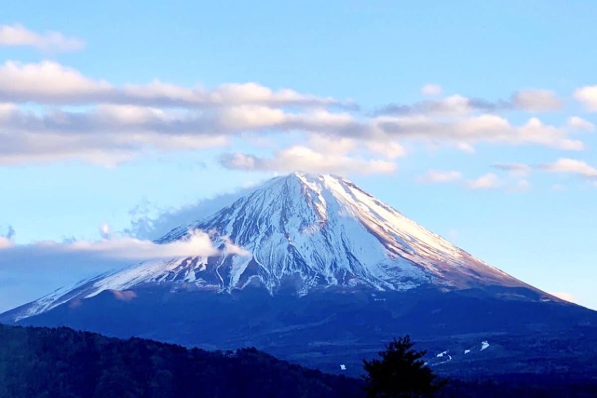 天空中白雪皑皑的山峰，云朵密布