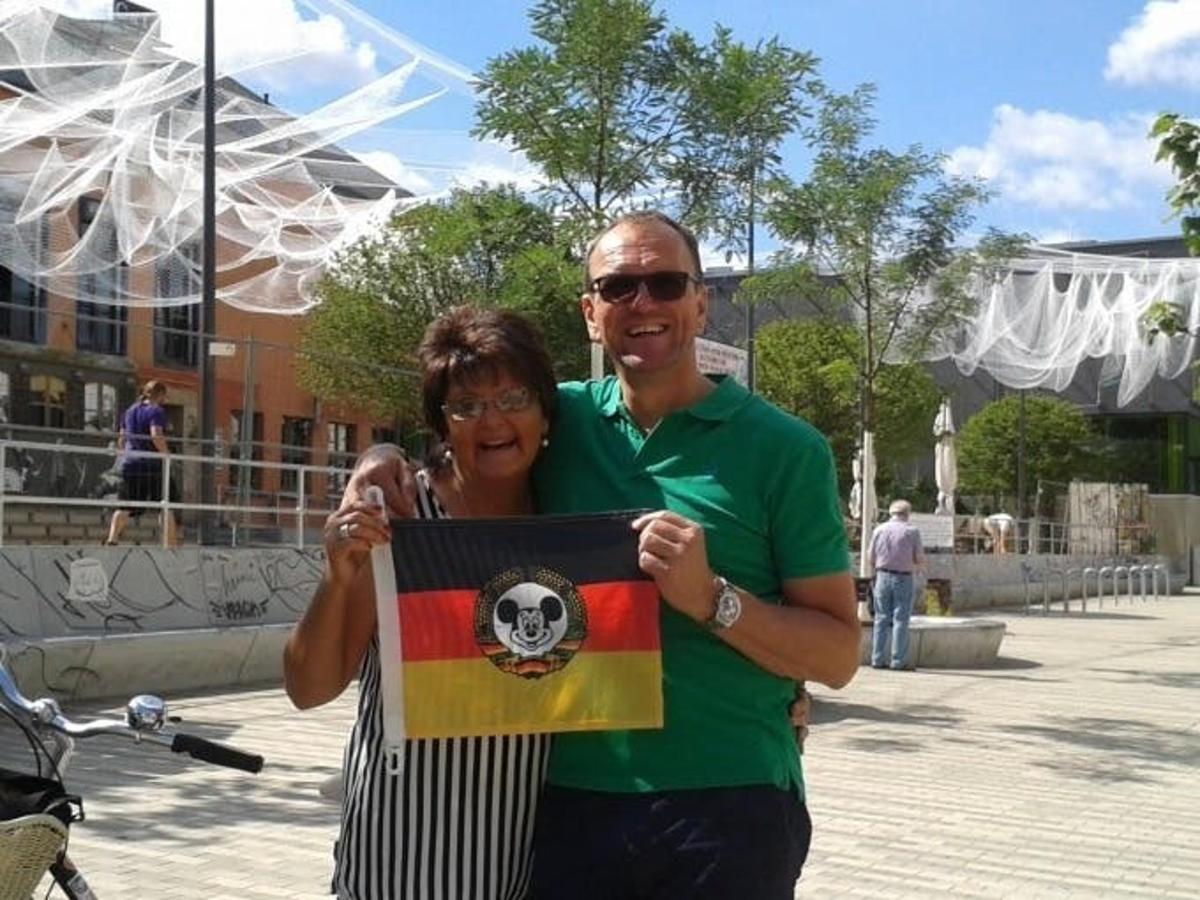 un hombre y una mujer sosteniendo una bandera