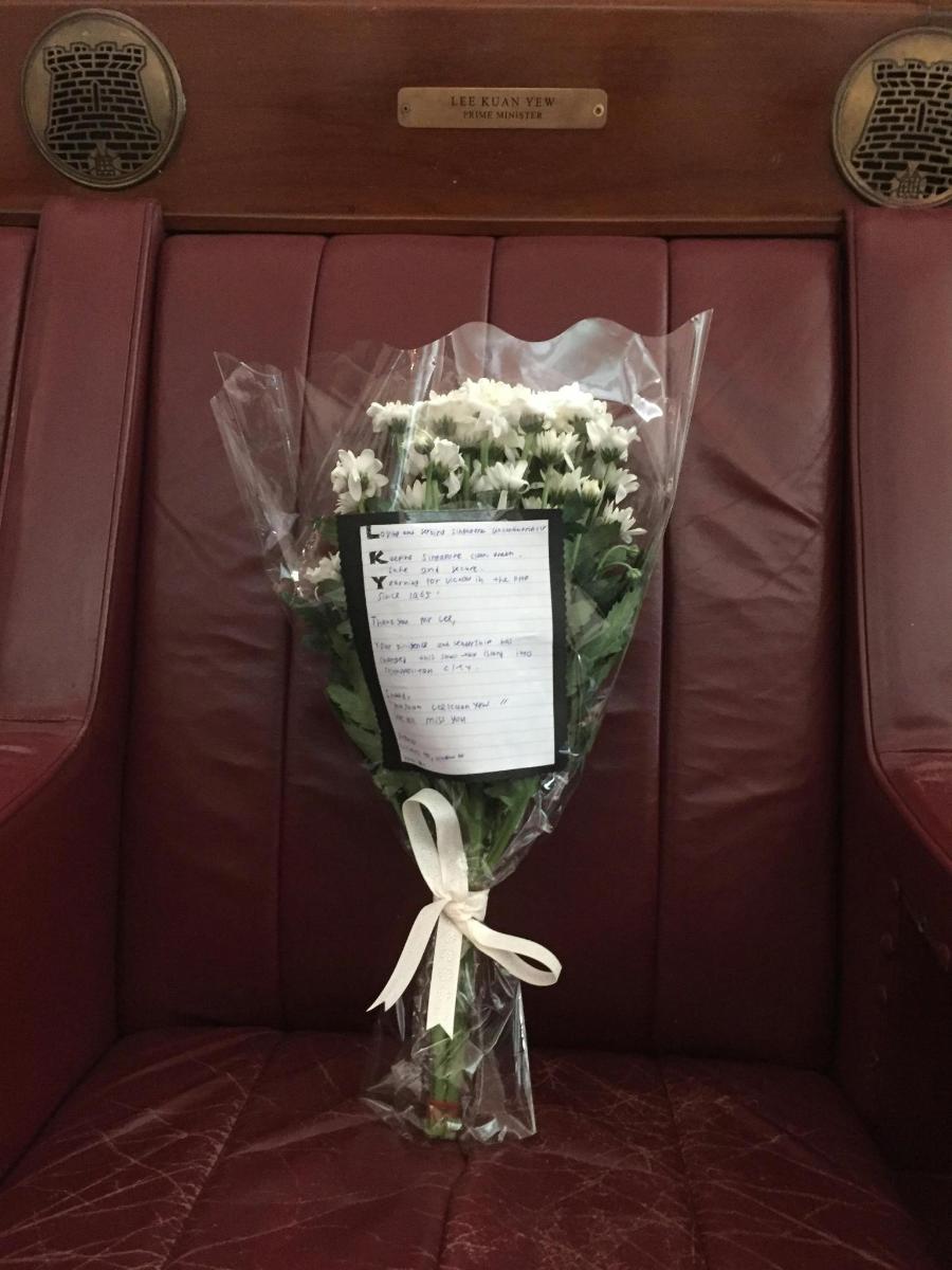 ein Blumenstrauß auf dem Rücksitz eines Autos