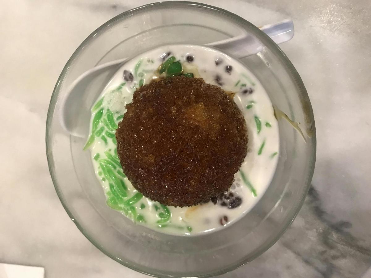 eine Glasschale mit einem Dessert mit einer braunen Substanz