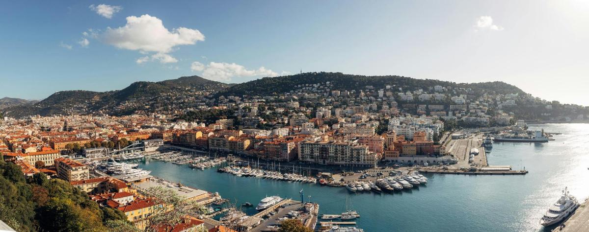 una città con un porto e barche in acqua