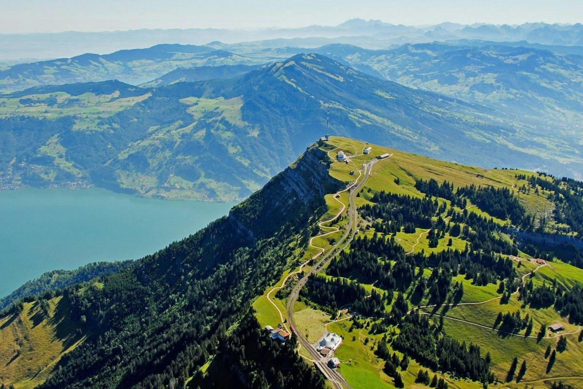 uma vista aérea de uma montanha com um lago