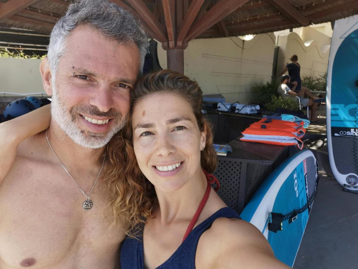 Un hombre y una mujer posando para una foto